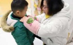 教室照顾幼儿的照片（老师照顾小朋友的图片）