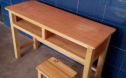 教室木板装饰（教室木头桌子图片）