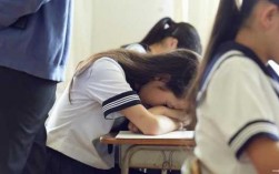 国外学校的教室（国外学校教室里两个女孩玩对视眼然后吐口水搞笑）