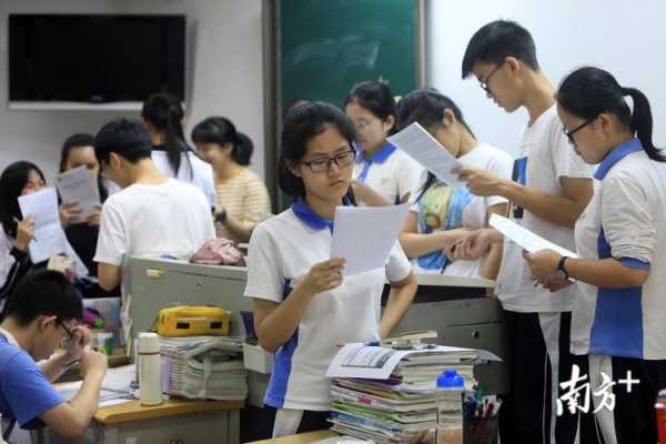 学生教室普通照片（学生照片怎么贴教室里）-图3