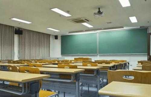 教室灯具离桌面（教室内灯具距课桌面的最低悬挂高度不应低于多少米）-图1