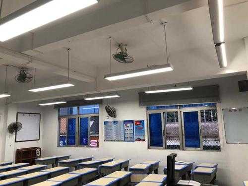 教室自然灯光（教室的灯是白光还是自然光）-图1